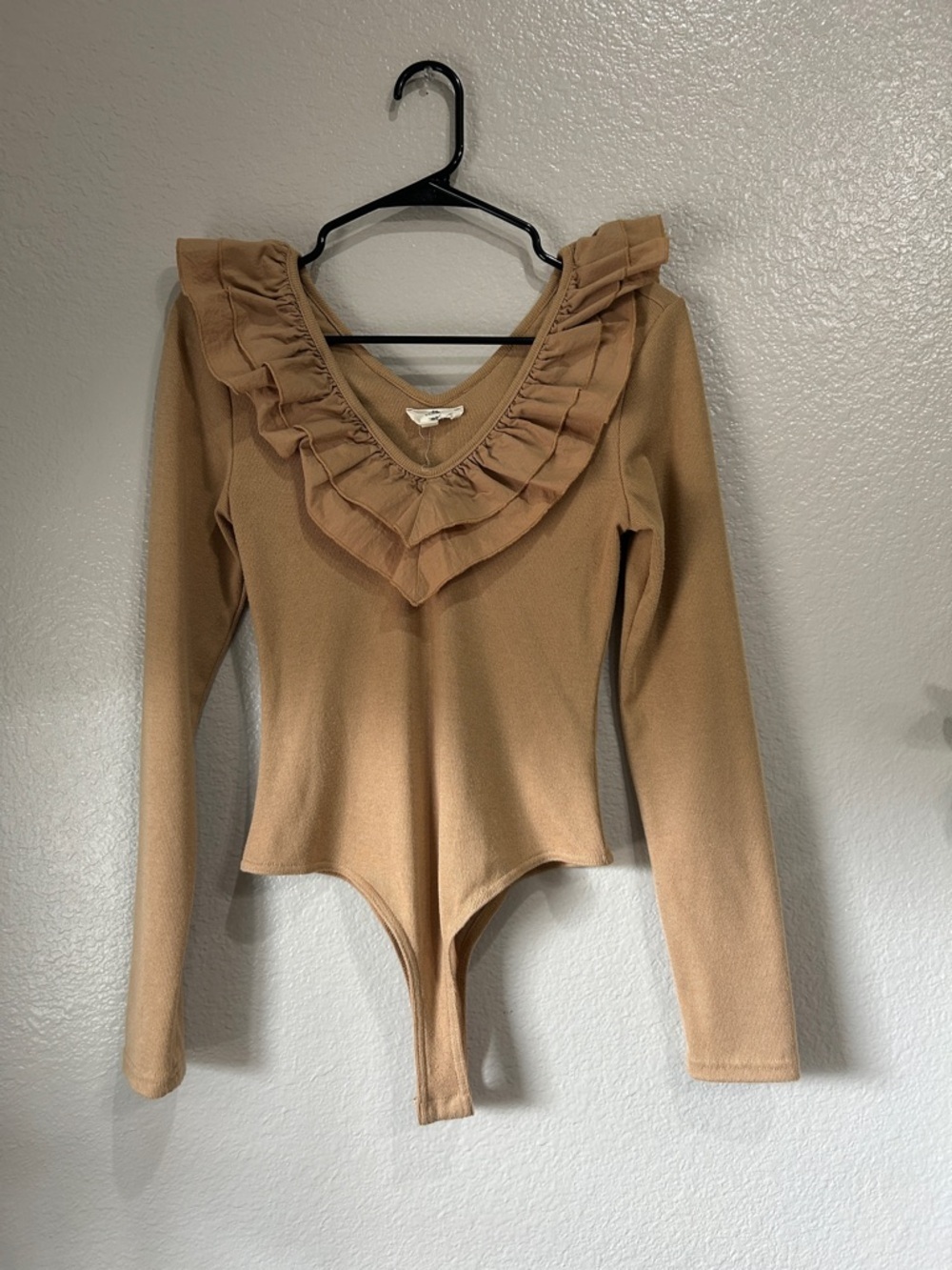 entro Camel Ruffle V-Neck Long Sleeve Bodysuit Long Sleeve Sz M Office TC0233